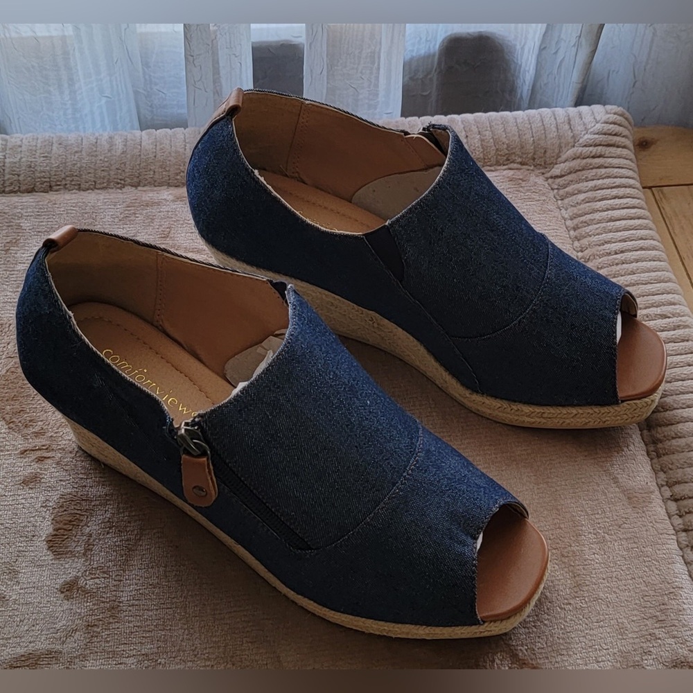 #158 Comfort view- Denim pep toe, side zip wedges, sz. 9.5 WW